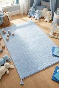 Međunarodni antialergijski dječiji tepih u plavoj boji, idealan za sigurnu i udobnu dječju sobu, s mekanom teksturom i sigurnim materijalima za osjetljivu kožu djece.