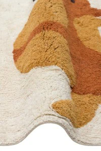 Visoka kvaliteta dječiji tepih od pamuka s antialergijskim svojstvima, u krem bojama, idealan za dječje sobe, siguran i mekan za osjetljivu kožu djece.