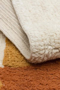 DAPHNE, antialergijski i dječiji tepih od pamuka, mekana i sigurna podloga za djecu, idealna za dječje sobe, dostupna u krem boji, jednostavna za održavanje i savršena za osjetljivu kožu djece.