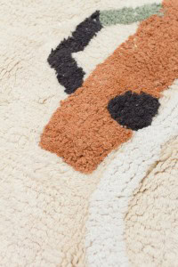 Mekana, antialergijska dječja tepih s modernim dizajnom u bež boji, idealan za sigurnu i udobnu dječju sobu, izrađen od prirodnih materijala za zdravlje i sigurnost djece.