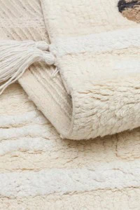 DAPHNE Cotton Boon antialergijski dječiji tepih, bež boje, mekana i sigurna podloga za djecu, idealna za dječje sobe, izrađena od prirodnih materijala, pruža udobnost i zaštitu za osjetljivu kožu.