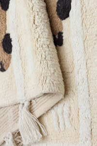 DAPHNE Cotton Boon antialergijski dječiji tepih, bež boje s crnim i smeđim uzorcima, mekana i sigurna podloga za djecu, idealna za dječje sobe i igraonice.