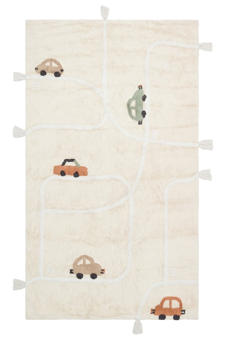 Mekana bež dječija tepih s prikazom ulice i automobilima, idealan za dječje sobe, s antialergijskim svojstvima i sigurnim materijalima.