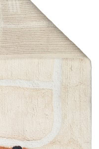 Bež antialergijski dječiji tepih od prirodnih materijala, idealan za sigurnu i udobnu dječju sobu, s mekanom teksturom i modernim dizajnom za svakodnevnu upotrebu.