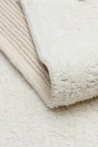 Bebi antialergijski i dječiji tepih od pamuka, krem boje, idealan za sigurnu i udobnu dječju sobu, jednostavan za održavanje i mekana tekstura za osjetljivu kožu djeteta.