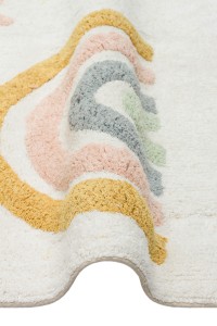 Mekani, antialergijski dječiji tepih od pamuka u pastelnim bojama, idealan za dječje sobe, siguran i udoban za djecu, CBN19 model, krem boje, prikazan u blizini dječje sobe ili dnevnog boravka.