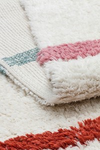 DAPHNE, antialergijski dječiji tepih od pamuka, mekana i sigurna podloga za djecu, idealan za dječje sobe, s toplim bojama i mekanom teksturom za udobnost i sigurnost.