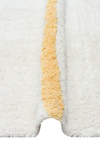 BESPLATNI ALT TAG: Dječiji antialergijski tepih od pamuka, bijeli i žuti, siguran za osjetljivu dječju kožu, idealan za dječje sobe i igračke prostore.