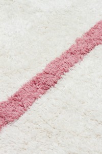 Visokokvalitetni dječiji tepih od pamuka, antialergijski i mekan za sigurno i udobno dječje okruženje.