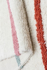 Dječiji antialergijski tepih od pamuka, siguran za osjetljivu kožu djece, s mekanom i udobnom teksturom, idealan za dječje sobe i igraonice.