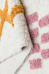 Dječiji antialergijski tepih od pamuka s motivom životinje, siguran za osjetljivu kožu djece, idealan za dječje sobe i igračke prostore.