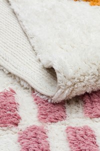 Dječiji antialergijski tepih od pamuka, mekana i sigurna podloga za djecu, idealan za igru i odmor, s toplim i udobnim teksturama, prikladan za dječje sobe i dnevne prostore.