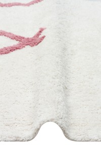 DAPHNE antialergijski dječiji tepih od pamuka, bijeli s ružičastim detaljima, siguran za osjetljivu dječju kožu, idealan za dječje sobe i igračke prostore.