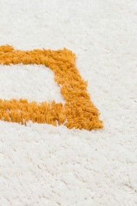 Dječiji antialergijski tepih od pamuka, siguran za bebe i djecu, u bijeloj i narančastoj boji, idealan za dječje sobe i igračke kutke, lako se čisti i održava.