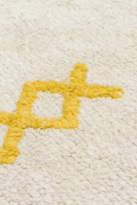 Dječiji antialergijski tepih od pamuka, siguran za osjetljivu kožu djece, s mekanom teksturom i modernim dizajnom u žutoj boji, idealan za dječje sobe i igraonice.