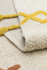 Dječiji antialergijski tepih Cotton Boon u bijeloj boji s žutim detaljima, idealan za sigurnu i udobnu dječju sobu.