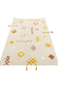 Međunarodni antialergijski dječiji tepih od pamuka s modernim geometrijskim uzorcima u žutoj, smeđoj i sivoj boji, idealan za sigurnu i udobnu dječju sobu.