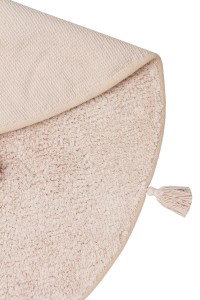 Meksa bež dječiji tepih s antialergijskim svojstvima, okrugli oblik promjera 120 cm, idealan za dječje sobe, siguran i mekan za osjetljivu kožu djece.