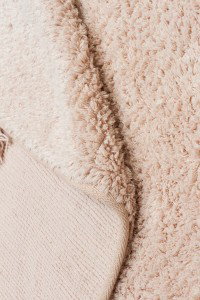 Međunarodni antialergijski dječiji tepih od pamuka, okrugli oblik, beige boje, idealan za sigurnu i udobnu dječju sobu, lako održavanje i mekana tekstura za osjetljivu kožu.