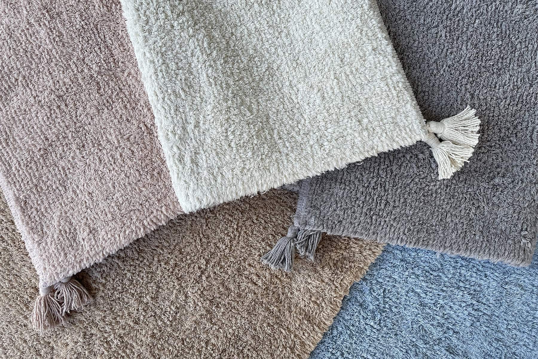 DAPHNE antialergijski dječiji tepih od 120 cm u plavoj boji, idealan za sigurnu i udobnu dječju sobu, izrađen od mekanog i sigurnog materijala za osjetljivu kožu djece.