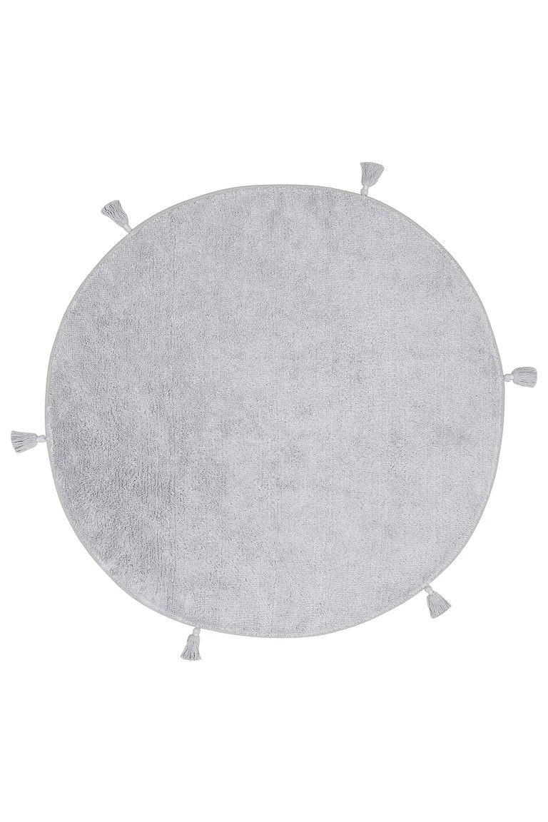 Ugao okrugli dječiji tepih od pamuka u sivoj boji, idealan za dječje sobe, antialergijski i mekan za sigurno igranje i odmor. Dimenzije 120 cm, savršen za sigurnu i udobnu dječju atmosferu.