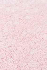 Mekani, antialergijski dječiji tepih u roza boji, idealan za sigurnu i udobnu dječju sobu, izrađen od visokokvalitetnih materijala za zaštitu osjetljive dječje kože.