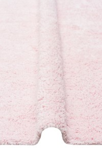 DAPHNE antialergijski dječiji tepih Powder roza, mekana i sigurna podloga za djecu, idealna za dječje sobe, izrađena od visokokvalitetnih materijala, otporna na alergije i lako održavanje.