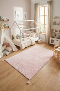 Dječiji tepih u roza boji, idealan za dječju sobu, antialergijski i mekani za sigurno igranje i odmor djece. Savršen dodatak za sigurnu i udobnu dječju sobu s prirodnim svjetlom i toplim dekorom.