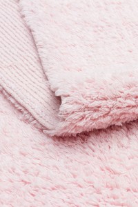 Prikaz antialergijskog dječijeg tepiha u roza boji, mekana i sigurna za osjetljivu dječju kožu, idealan za dječje sobe i igraonice.