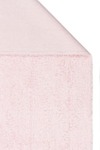 Mekani antialergijski dječiji tepih u roza boji, idealan za sigurnu i udobnu dječju sobu, izrađen od visokokvalitetnih materijala za osjetljivu kožu djece.