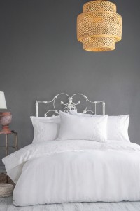 Bambus posteljina Etta White (Krem) na udobnom krevetu sa bijelim posteljinama, moderni dizajn za luksuzni i prirodni izgled spavaće sobe.