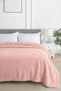 Dvoslojni roze prekrivač Embos Dia Debela Deka za krevet 155x215 cm, elegantan i mekan za udobno spavanje i dekoraciju spavaće sobe. Idealno za moderni i udobni enterijer.