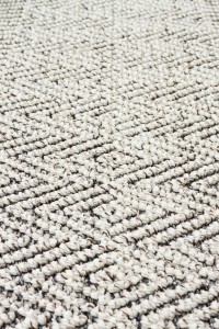 Beli tepih Soho sivi sa mekanom i gustom teksturom, savršen za moderni enterijer i udobnost u svakom prostoru. Idealno za dnevne boravke, spavaće sobe ili poslovne prostore.