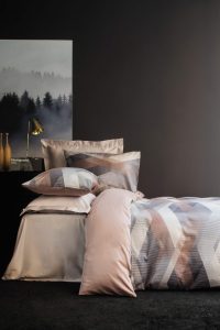 Vještačka posteljina od pamuk satena u boji helix braon, elegantan i udoban set za krevet, idealan za modernu spavaću sobu, visok kvalitet i luksuzni izgled.