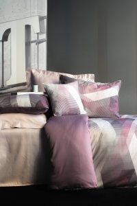 Visoka kvaliteta pamuk satenska posteljina u ljubičastim tonovima, idealna za moderni dom, pruža udobnost i eleganciju. Savršena za postavljanje u spavaćoj sobi, set uključuje jastučnice i plahtu.