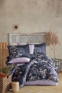 Visoka kvaliteta satenska posteljina u tamnim tonovima sa cvjetnim motivima, idealna za elegantan i udoban san, savršena za moderni enterijer i luksuzni izgled spavaće sobe.