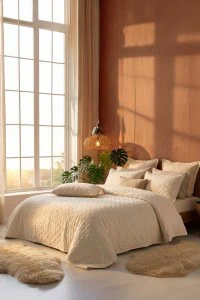 DAPHNE Manu Stonewashed Prekrivač (Set) - Dove, elegantan i mekan prekrivač za krevet u neutralnim tonovima, savršen za udoban i moderan enterijer spavaće sobe.