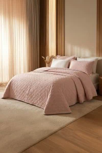 DAPHNE Manu Stonewashed Prekrivač set u boji garnet, elegantan i mekan za udoban san, idealan za modernu spavaću sobu, sa toplim tonovima i visokokvalitetnim materijalima.