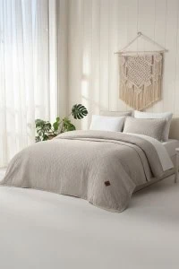 BESPLATNO DAPHNE Manu Stonewashed Prekrivač set za udobno i elegantno spavanje, mekana tekstura, neutralne boje, savršen za moderni enterijer, visok kvalitet, idealan za svaku spavaću sobu.