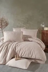 Tajanstvena bež posteljina od kvalitetnog Jacquard materijala za luksuzan i udoban san, savršena za modernu spavaću sobu, dio kolekcije Marlet V3 - Premium Jacquard Posteljina.