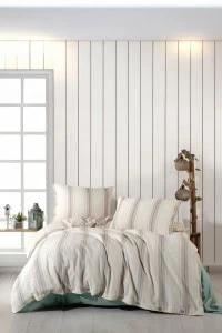 DAPHNE prirodna pamuk puplin posteljina u neutralnim tonovima, savršena za udoban i elegantan izgled spavaće sobe. Idealna za one koji žele kvalitetan i prirodan tekstil za svoj dom.