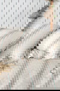 DAPHNE prirodna pamuk puplin posteljina set s laganim prugastim uzorkom u neutralnim bojama za udoban san i elegantan izgled spavaće sobe.