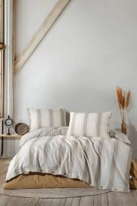 Visoka kvaliteta posteljina od pamuka sa prugastim dezenom, savršena za udoban san i elegantan izgled spavaće sobe. Idealno za one koji traže prirodne materijale i moderni dizajn.