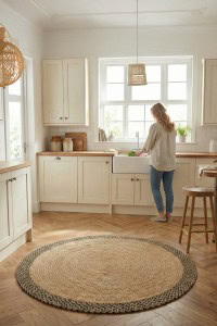 Visoka kvaliteta okrugli tepih Patna TEP 19 u modernom kuhinjskom prostoru, savršen za dodavanje topline i stila. Idealno za kuće i enterijere koji ističu prirodne materijale i minimalistički dizajn.