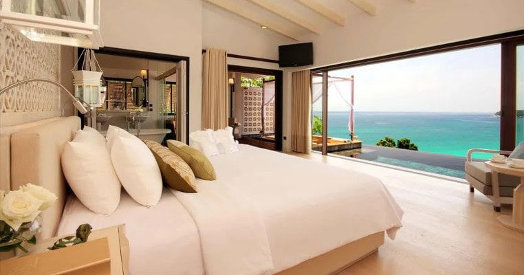 Visoka hotelska soba s pogledom na more, moderna interijer s udobnim krevetom, prostranim balkonom i panoramskim pogledom na plavetnilo Jadranskog mora, idealno za odmor i relaksaciju.