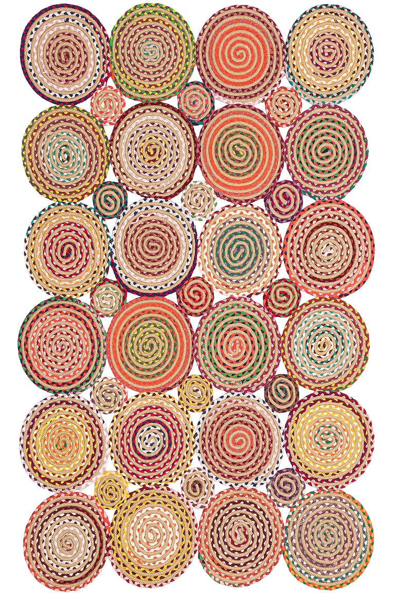 Umetnički tepih od jute s šarenim spiralnim uzorcima, ručno izrađen od prirodnih materijala, idealan za moderni i ekološki osviješteni enterijer.