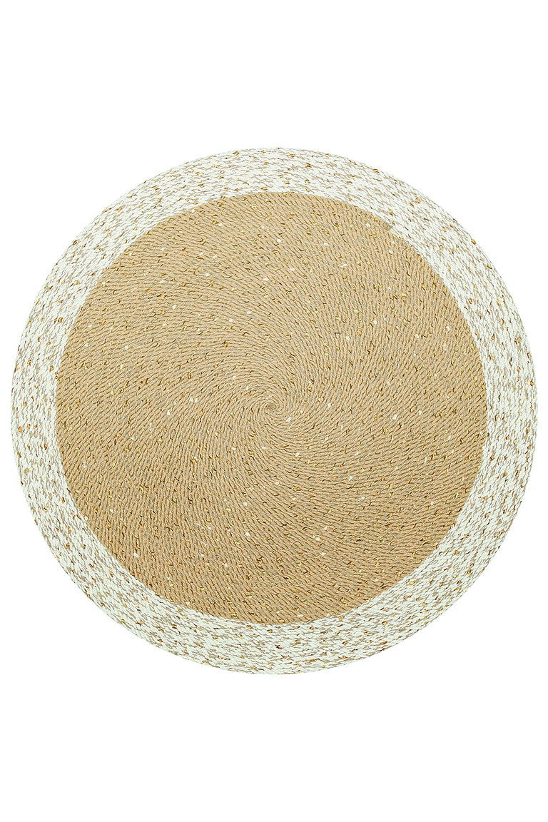 Visokokvalitetni prirodni tepih Patna Tepih 02 u bijeloj boji, ručno izrađen od prirodnih vlakana, savršen za moderni i tradicionalni enterijer, pruža udobnost i eleganciju u svakom prostoru.