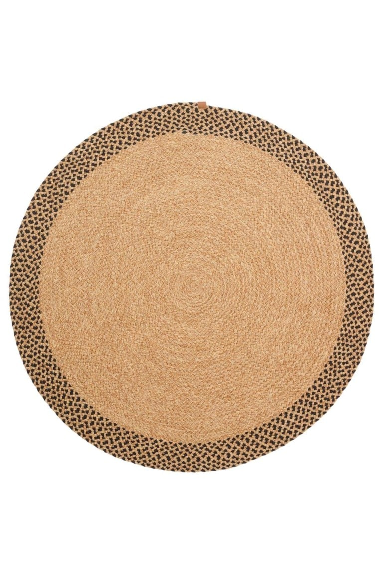 Visoka kvaliteta okrugli tepih Patna TEP 19 u crnoj boji, savršen za moderni enterijer, izrađen od prirodnih materijala, pruža toplinu i eleganciju u svakom prostoru.