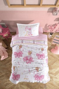 Mekana dječja posteljina s balerinama i ružičastim detaljima, idealna za djevojčice koje vole ples i balet, savršena za postavljanje u dječju sobu.