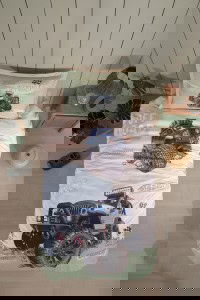 Sredstvo za spavanje za djecu s temom off-road vozila, uključujući jastuk i posteljinu s prikazom terenskog vozila, idealno za dječju sobu, pruža udobnost i zabavu za mališane.